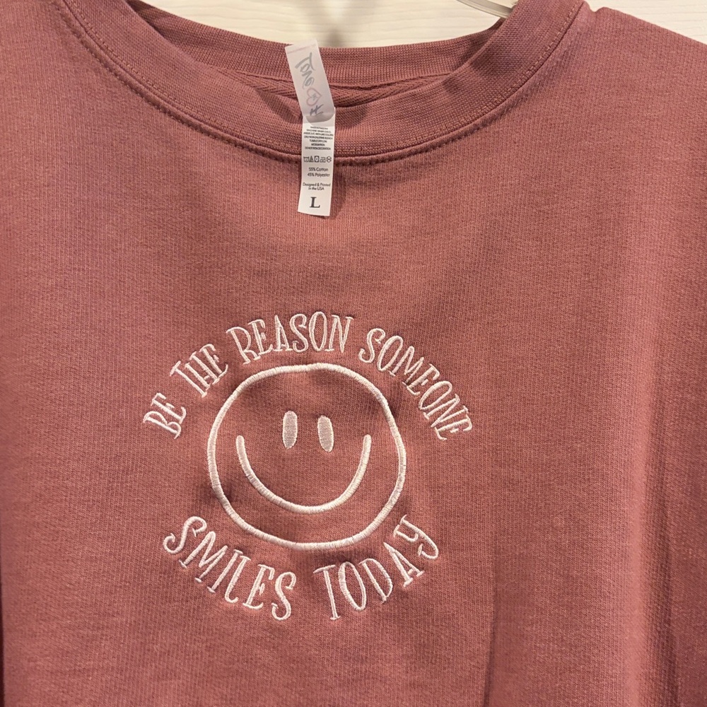 Love in Faith Mauve Smiley Graphic Sweatshirt size L new - Picture 3 of 4